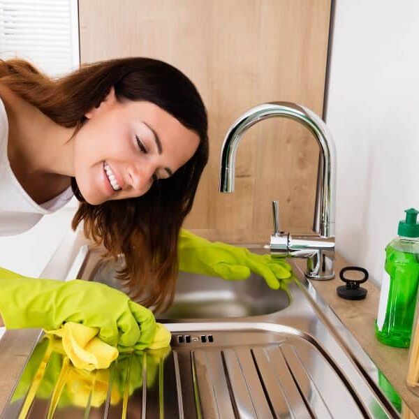 How to clean a drain and kitchen sink